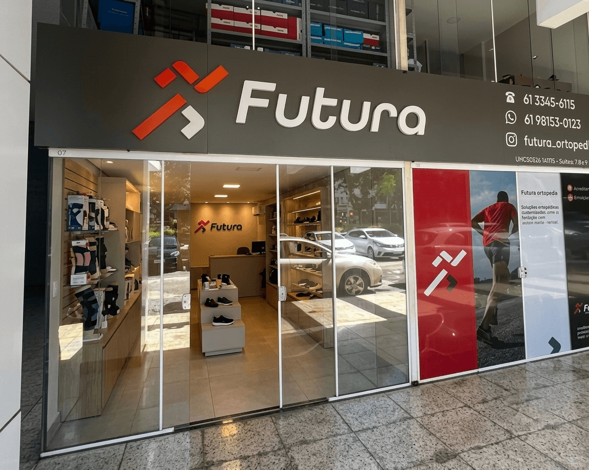 Fachada da loja da Futura Ortopedia na Asa Sul, em Brasília, com vitrine de produtos ortopédicos