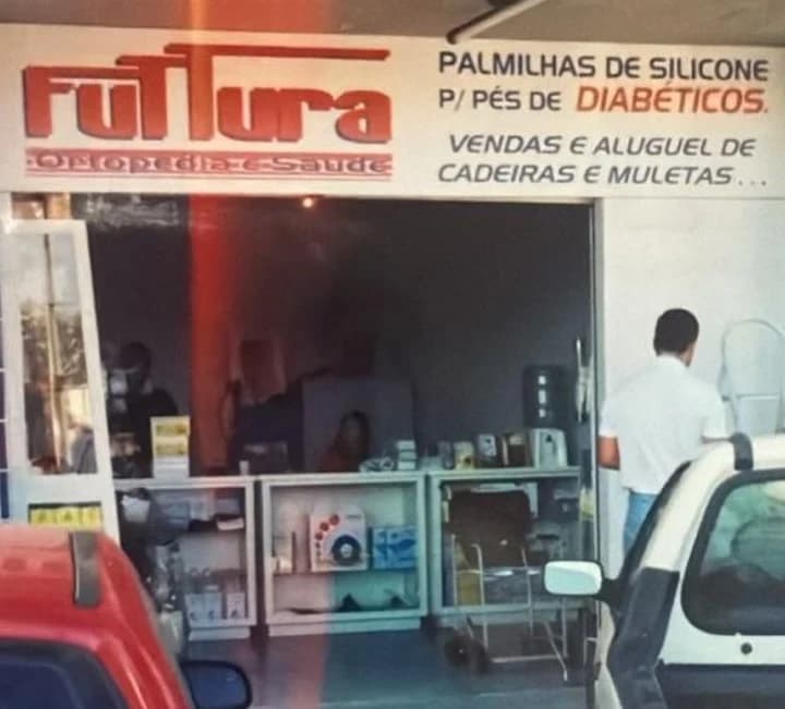 Fachada da primeira loja da Futura Ortopedia em Brasília, com o logotipo antigo e placas anunciando palmilhas de silicone para pés de diabéticos e aluguel de cadeiras e muletas